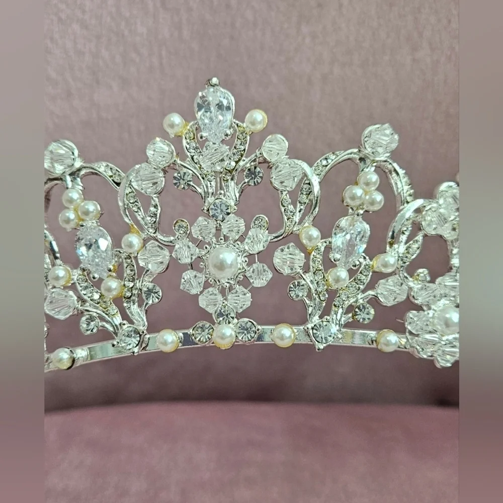 🌟Vintage Inspired Silver Sparkly Tiara with Crystals And Pearls🌟